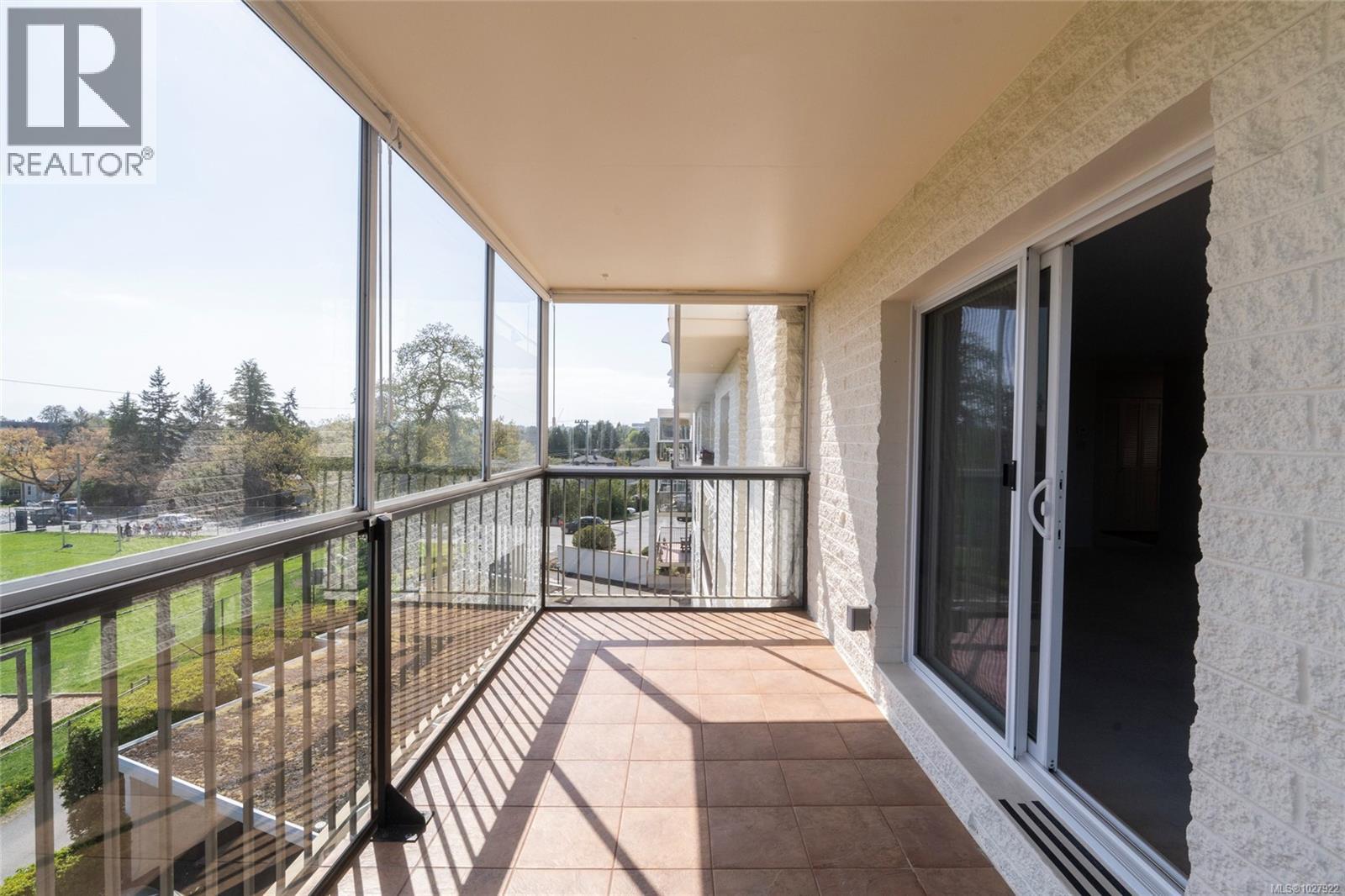 402 2323 Hamiota Street, Oak Bay