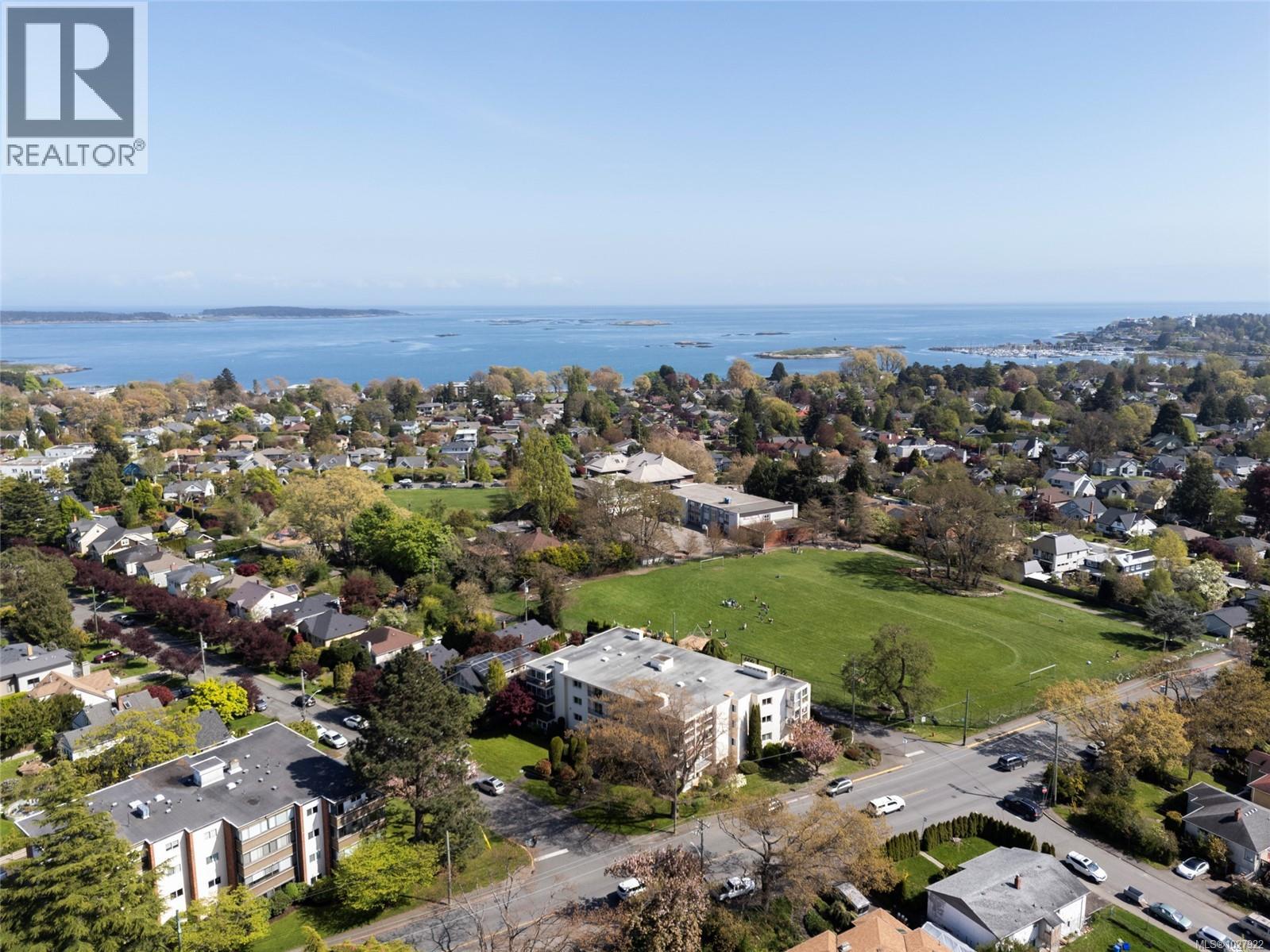 402 2323 Hamiota Street, Oak Bay