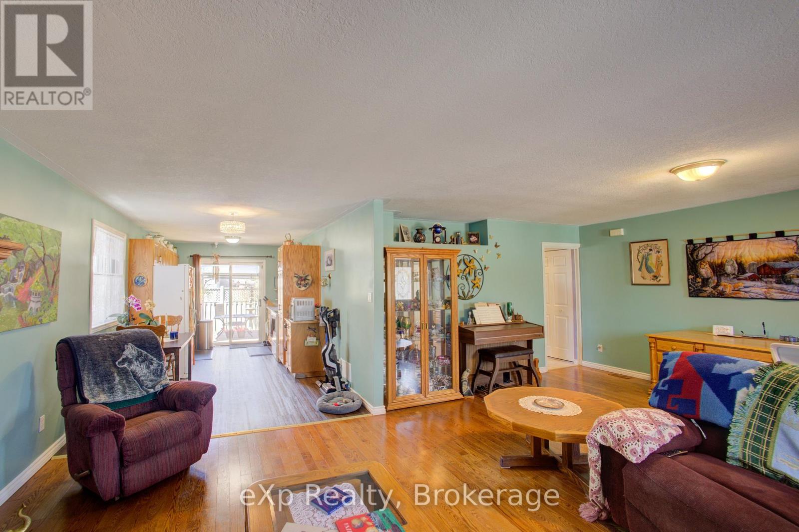 685 RESERVE AVENUE S - 8