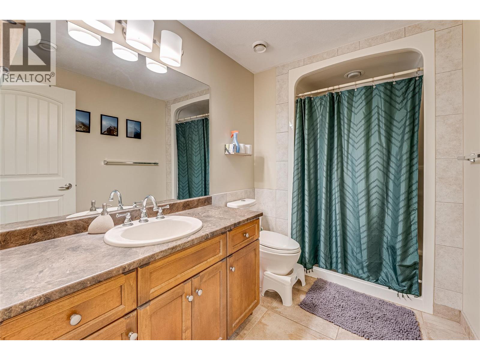 900 33 Avenue - 53