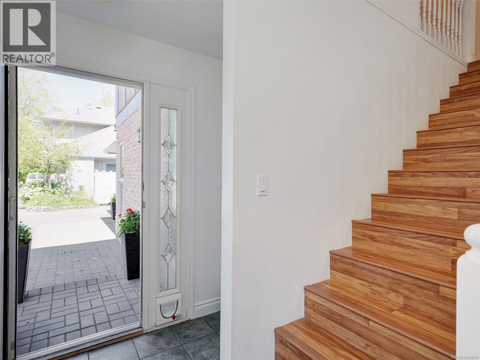 6 1809 McKenzie Avenue, Saanich