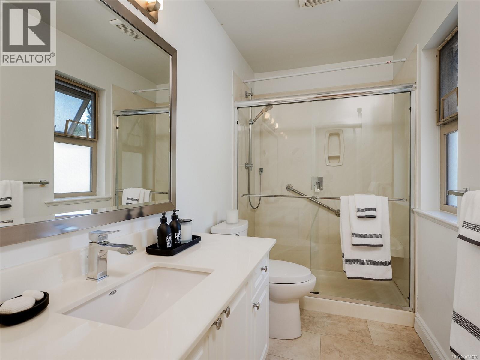 6 1809 McKenzie Avenue, Saanich