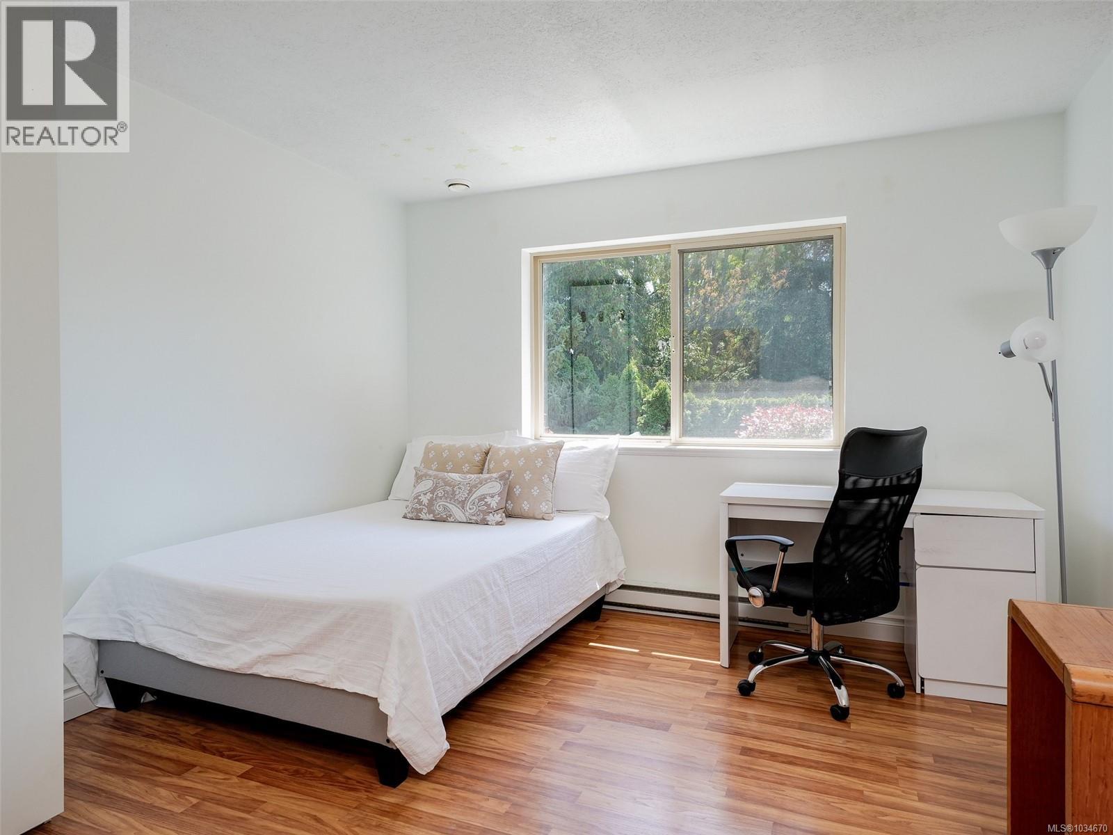 6 1809 McKenzie Avenue, Saanich
