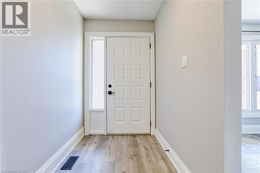 4 COLGATE Court, Hamilton, Ontario, L9C6Z6 — Photo 4