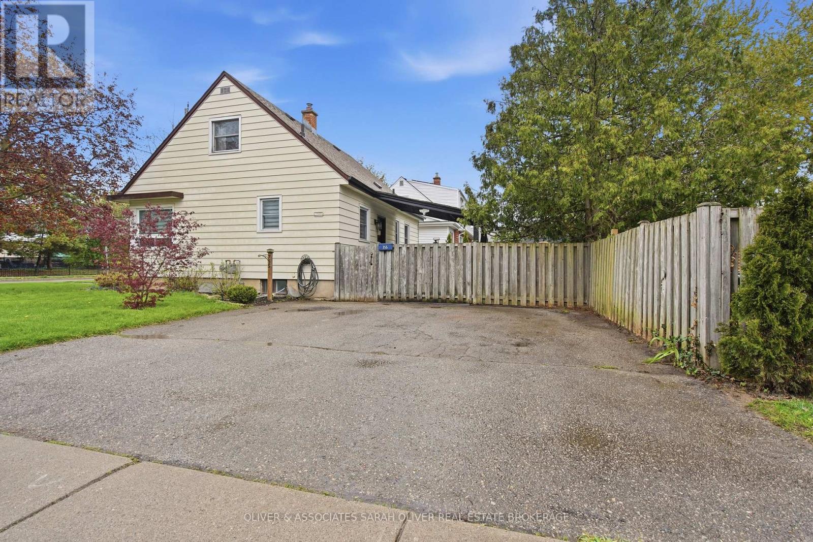 755 VICTORIA STREET - 6