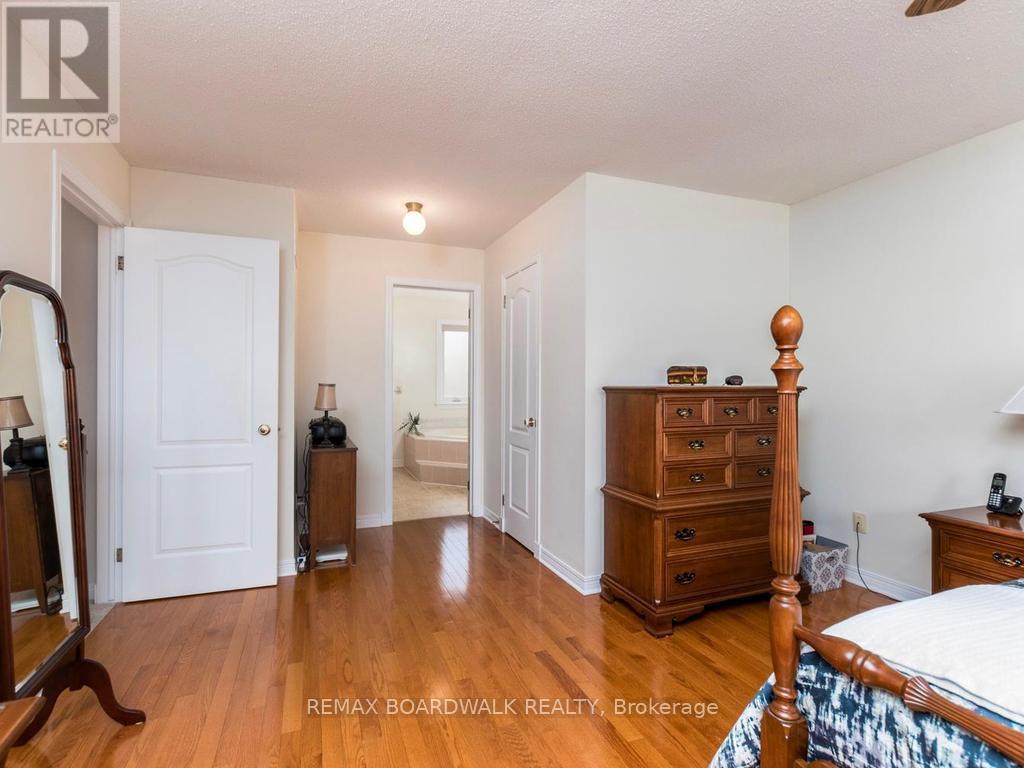 42 SLADE CRESCENT - 23