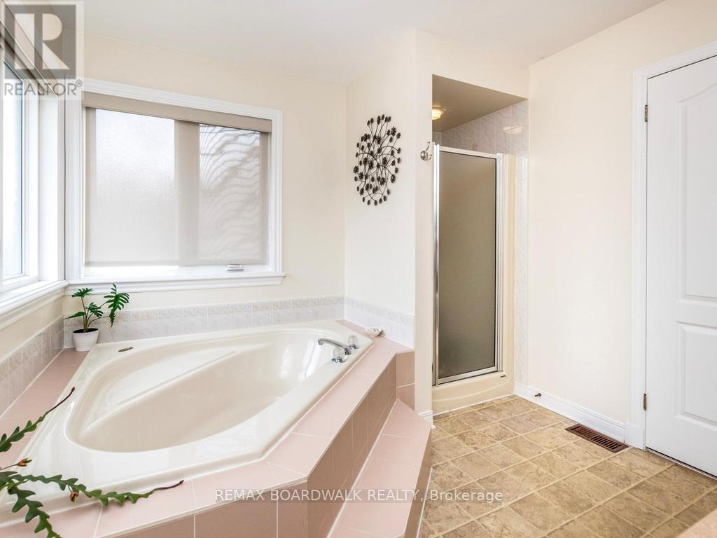 42 SLADE CRESCENT - 25