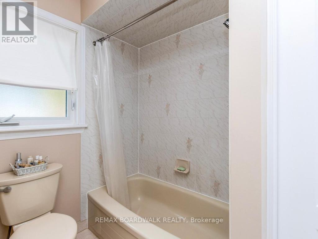 42 SLADE CRESCENT - 31