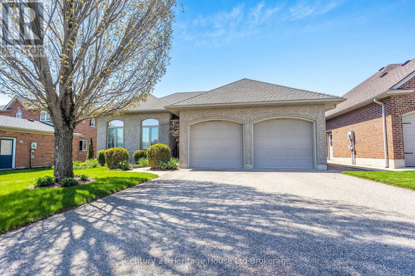 7 LYNDALE ROAD - 1