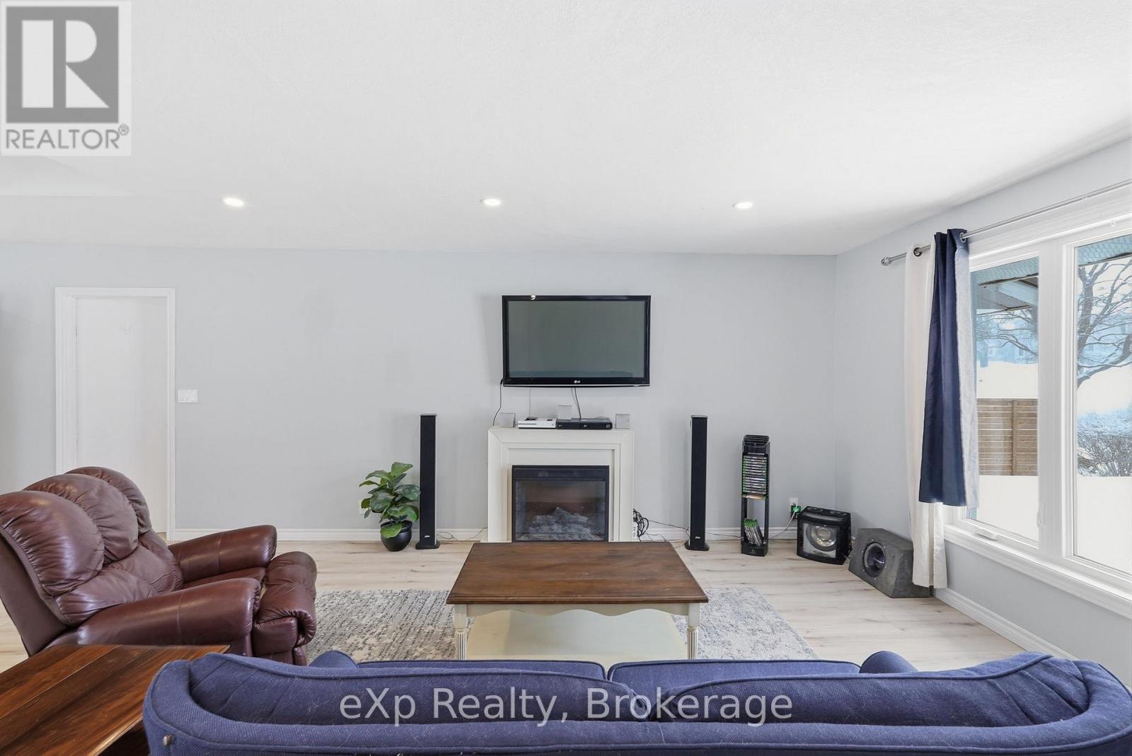 60 MAIN STREET E - 11