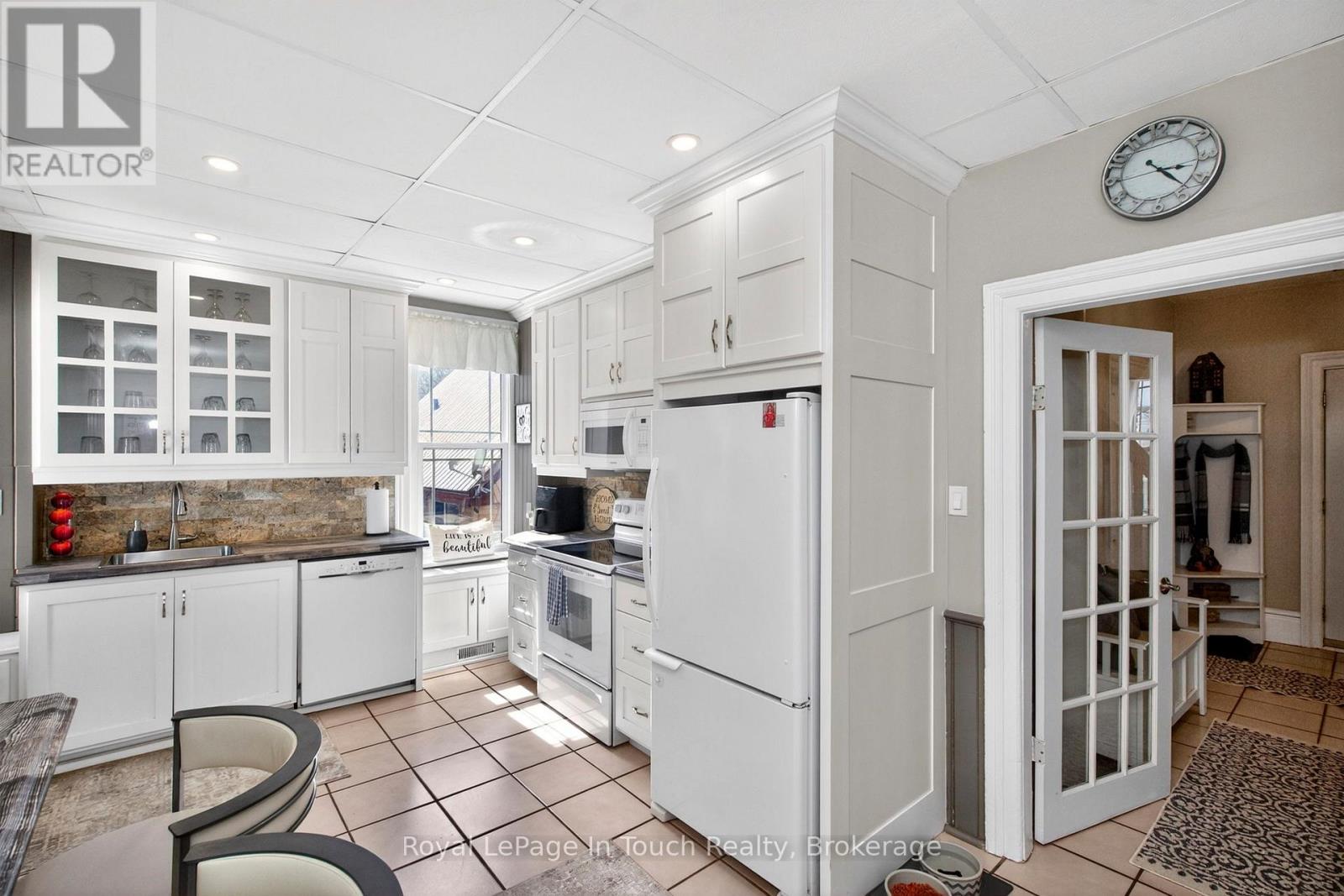 615 BAY STREET - 12
