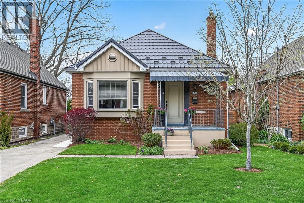 225 BOND Street, Hamilton, Ontario, L8S3W8 — Photo 2