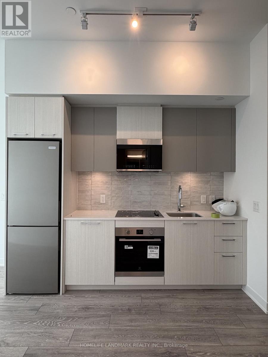 Listing photo of 215 - 10 OAK STREET S