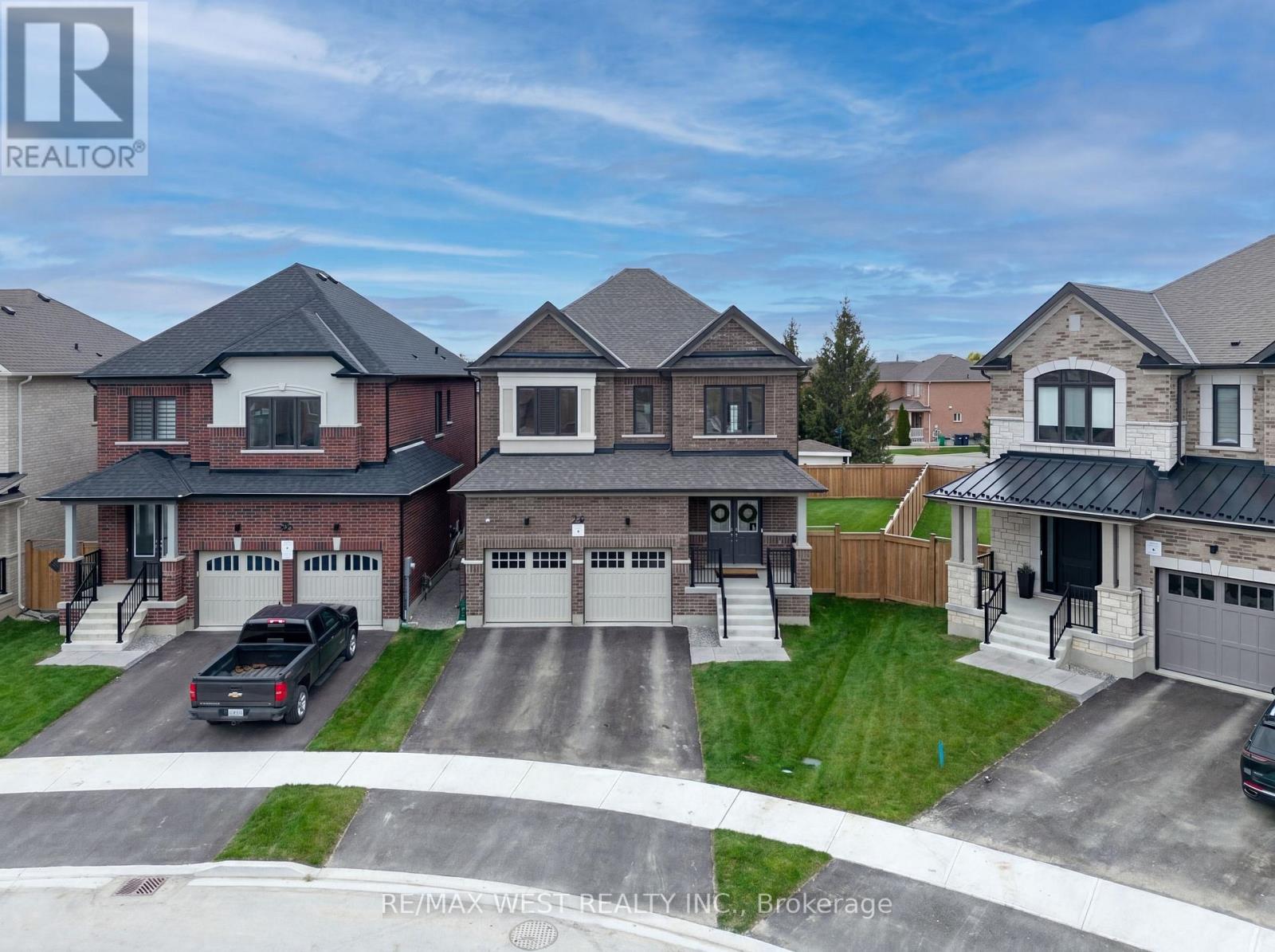 24 HANTON CRESCENT - 3