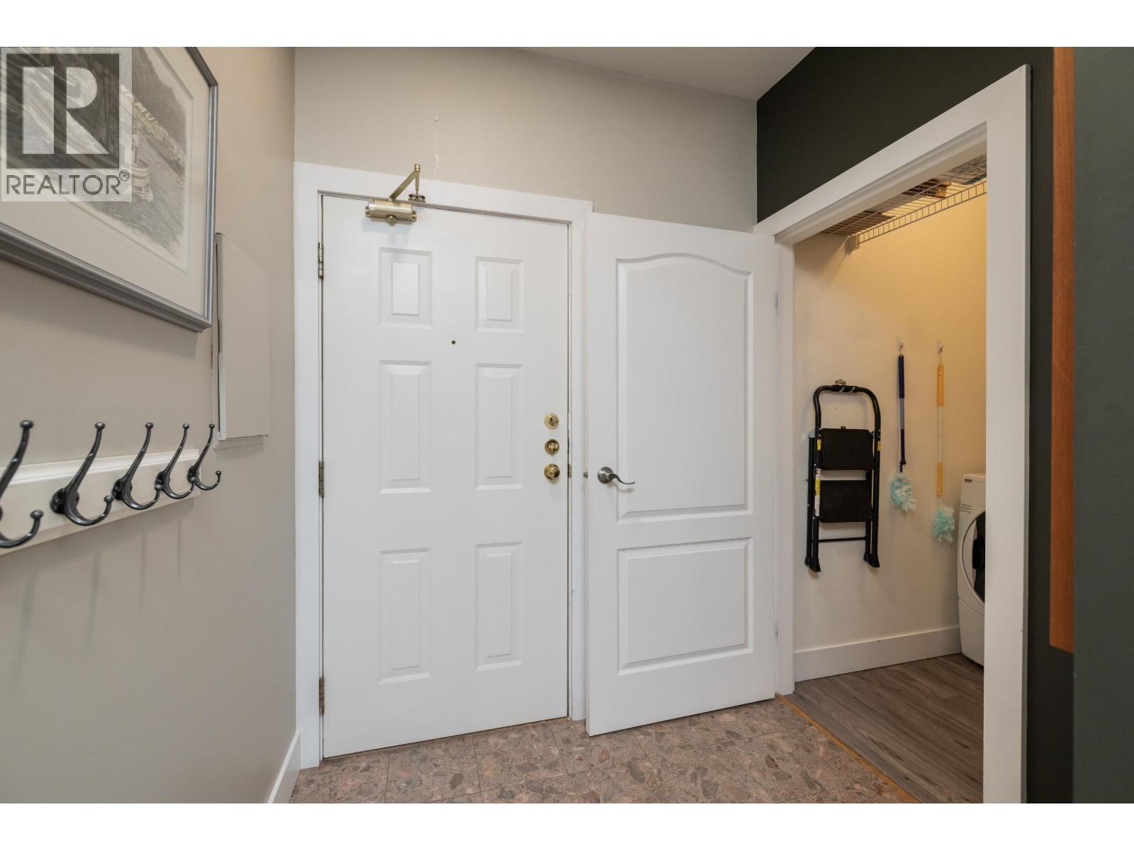 #204-4733 RIVER Road West, Delta