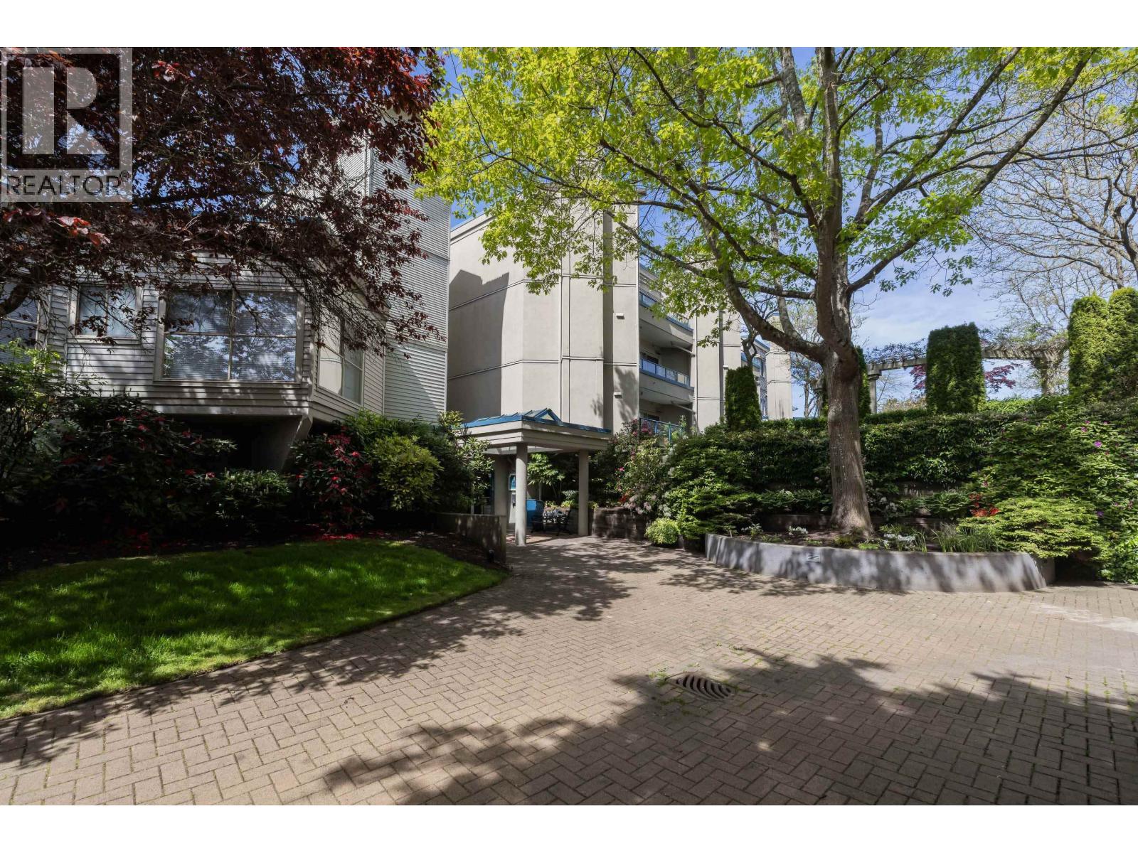 #204-4733 RIVER Road West, Delta