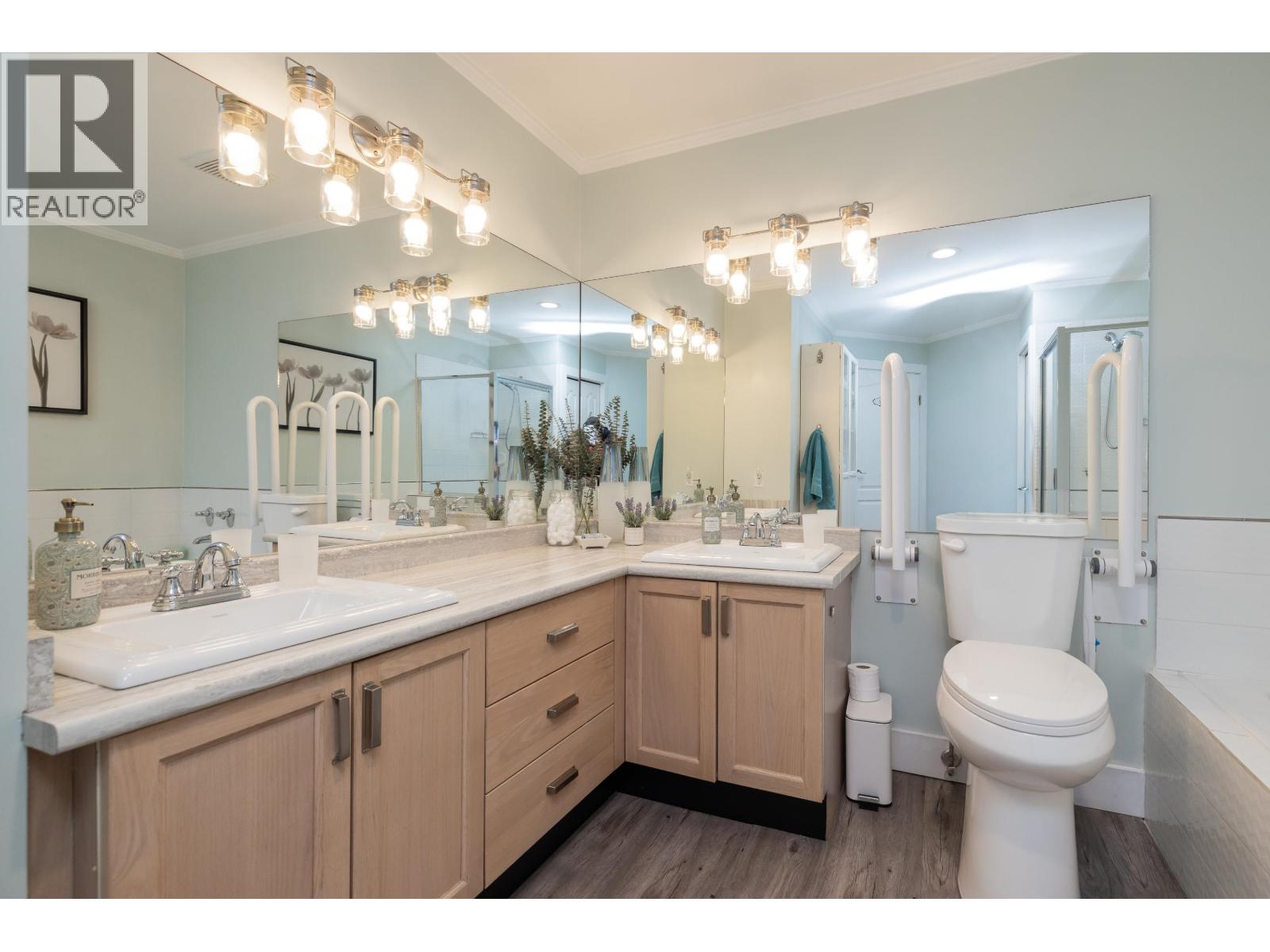 #204-4733 RIVER Road West, Delta