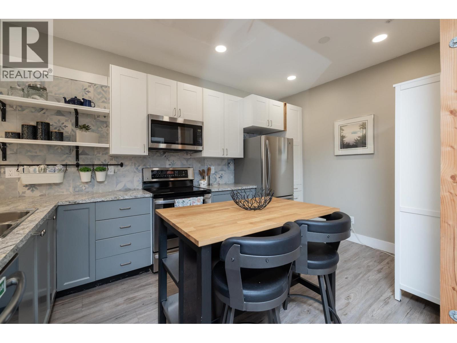 #204-4733 RIVER Road West, Delta