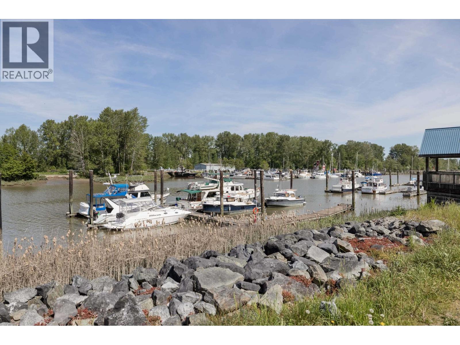 #204-4733 RIVER Road West, Delta