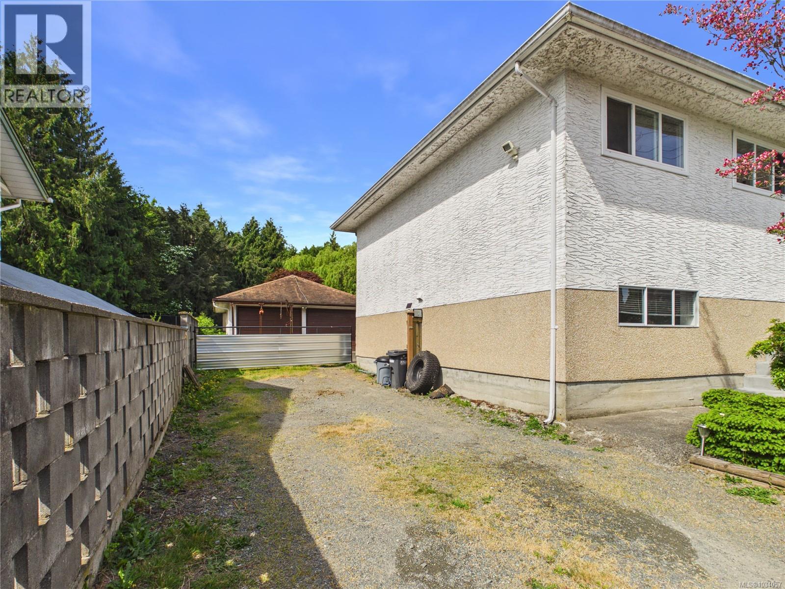 9992 Victoria Rd - 54
