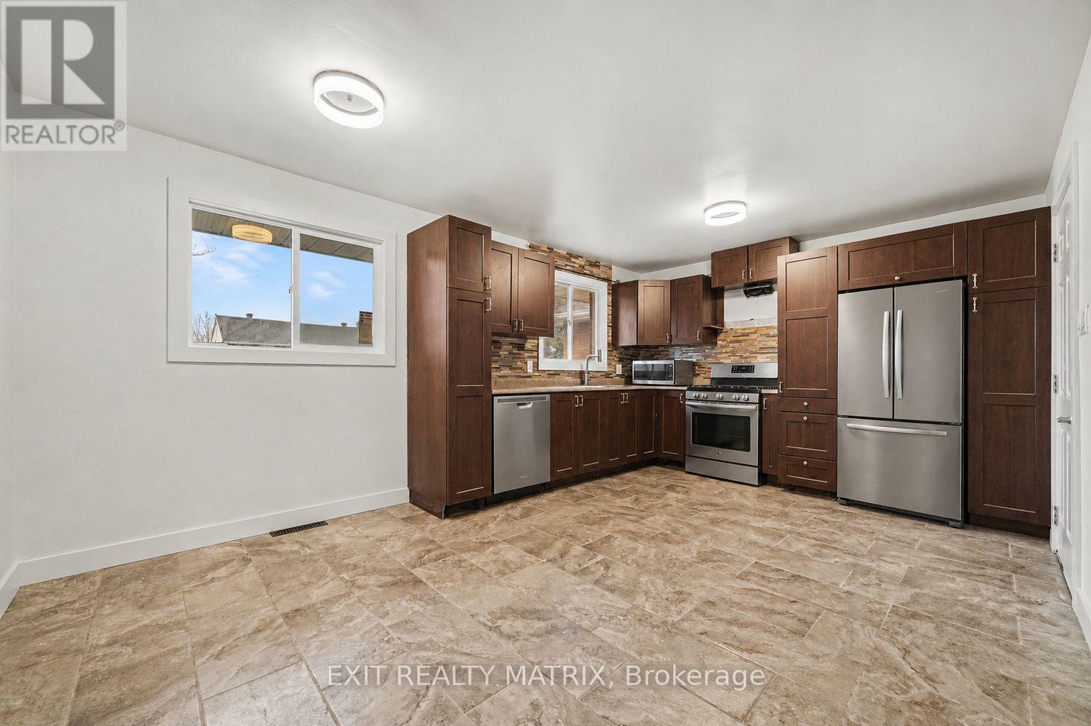 1740 SAINT-LAURENT STREET - 7