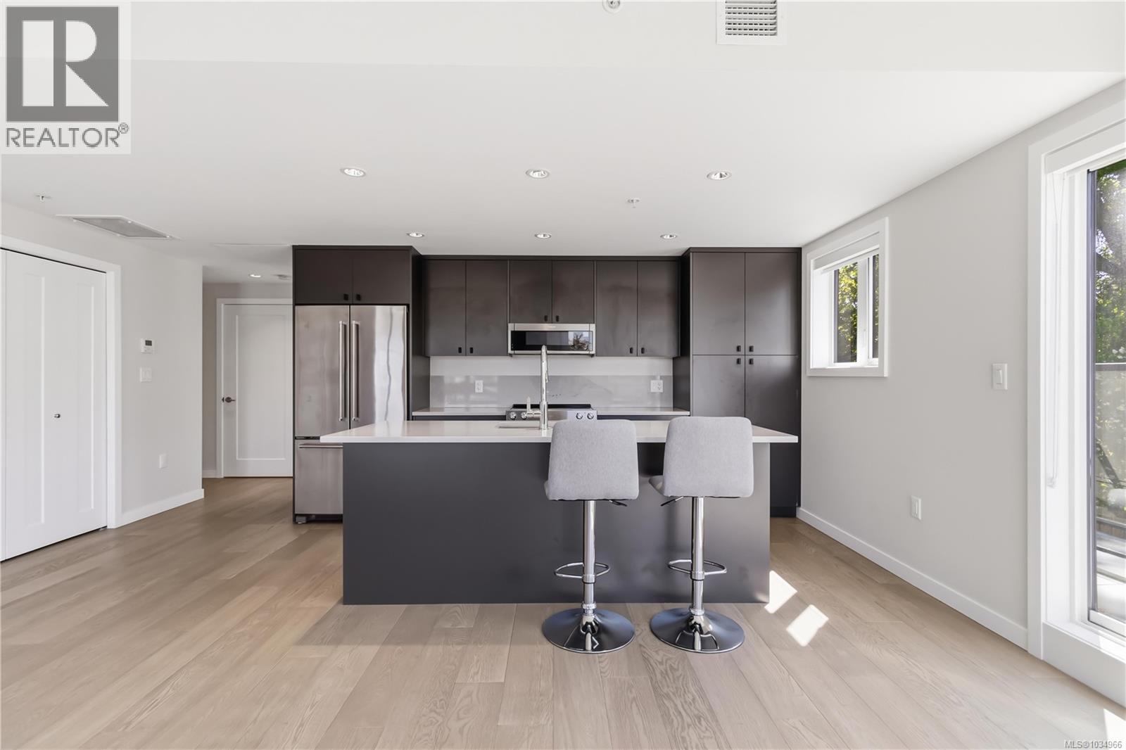 #307 4030 Shelbourne St - 9