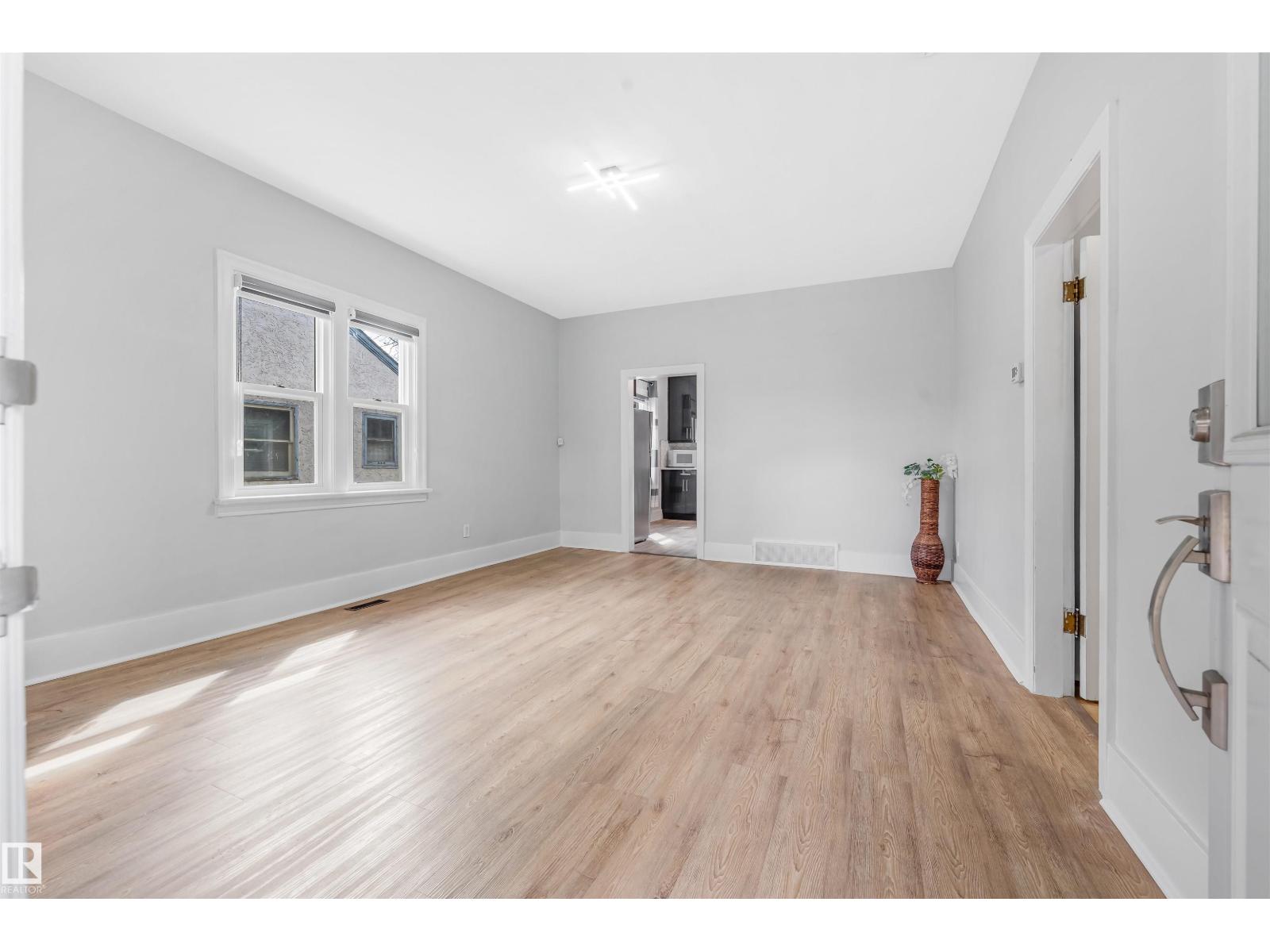 11828 50 ST NW - 8