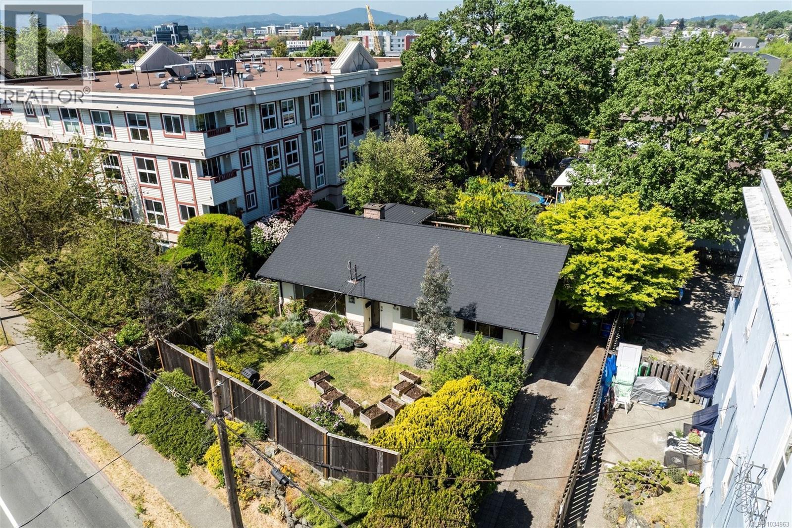  918 Bay Street, Victoria
