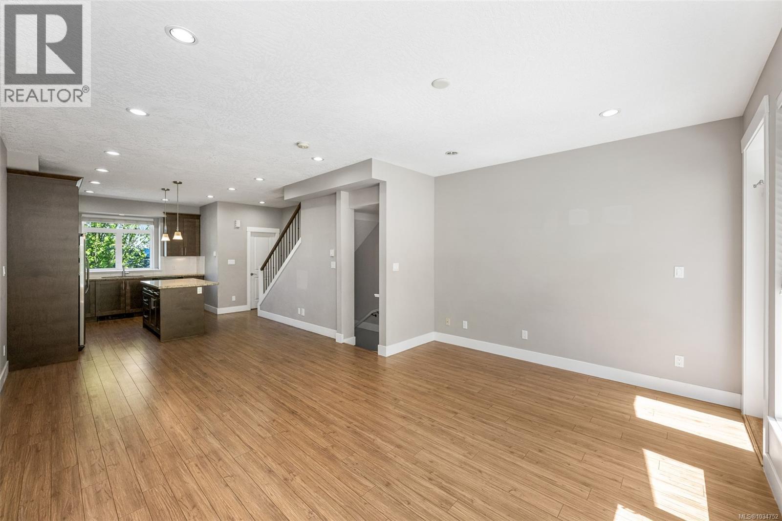 3 2918 Shelbourne Street, Victoria
