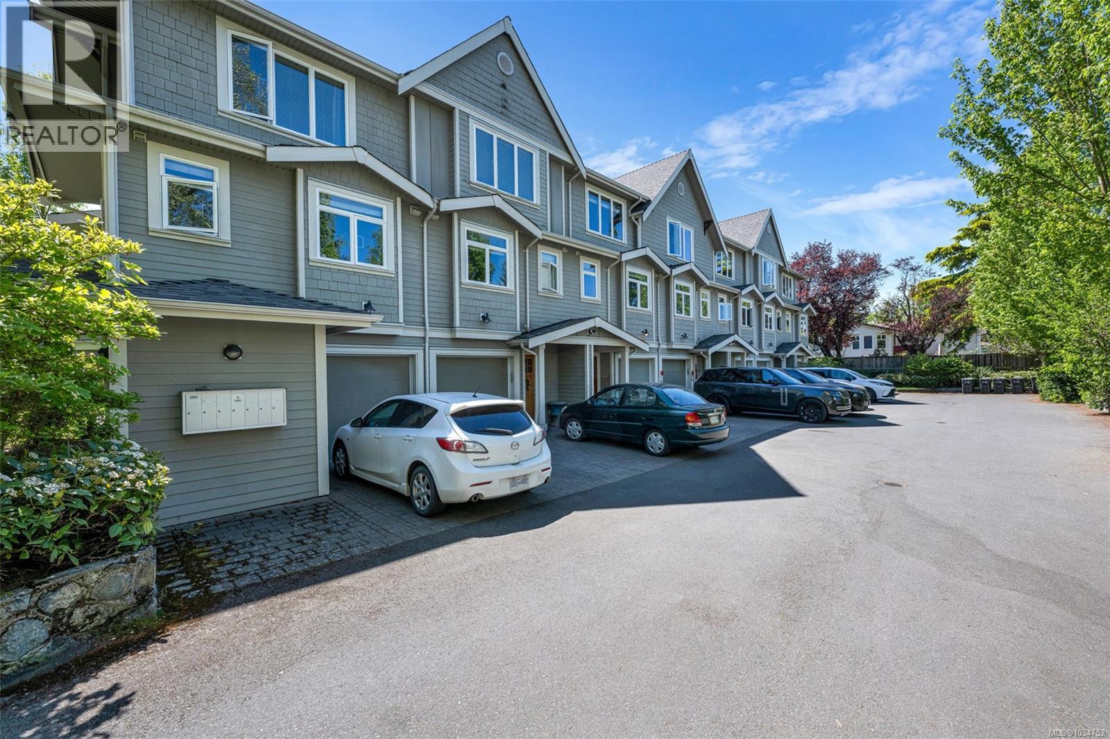 3 2918 Shelbourne Street, Victoria