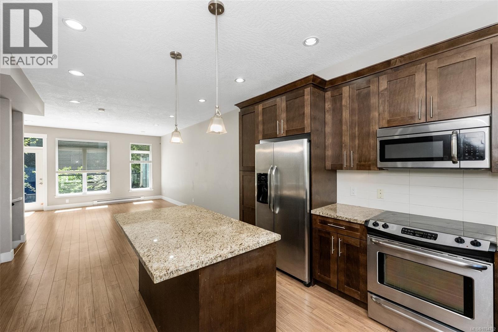 3 2918 Shelbourne Street, Victoria