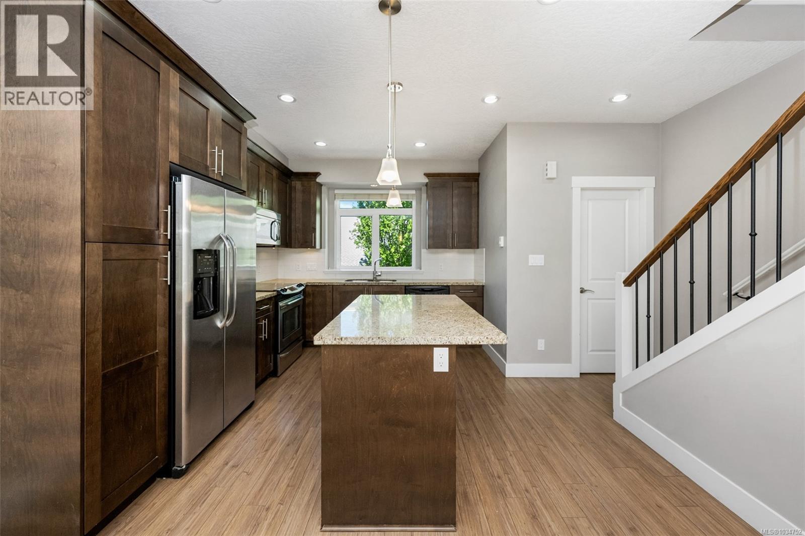 3 2918 Shelbourne Street, Victoria