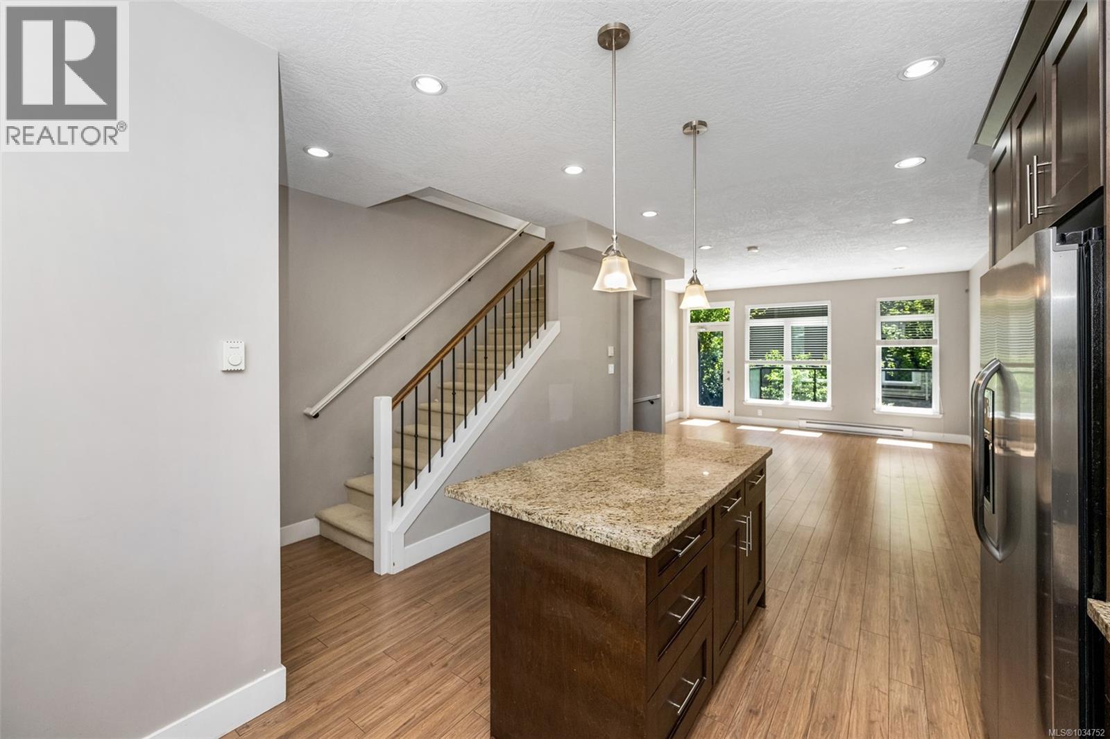 3 2918 Shelbourne Street, Victoria