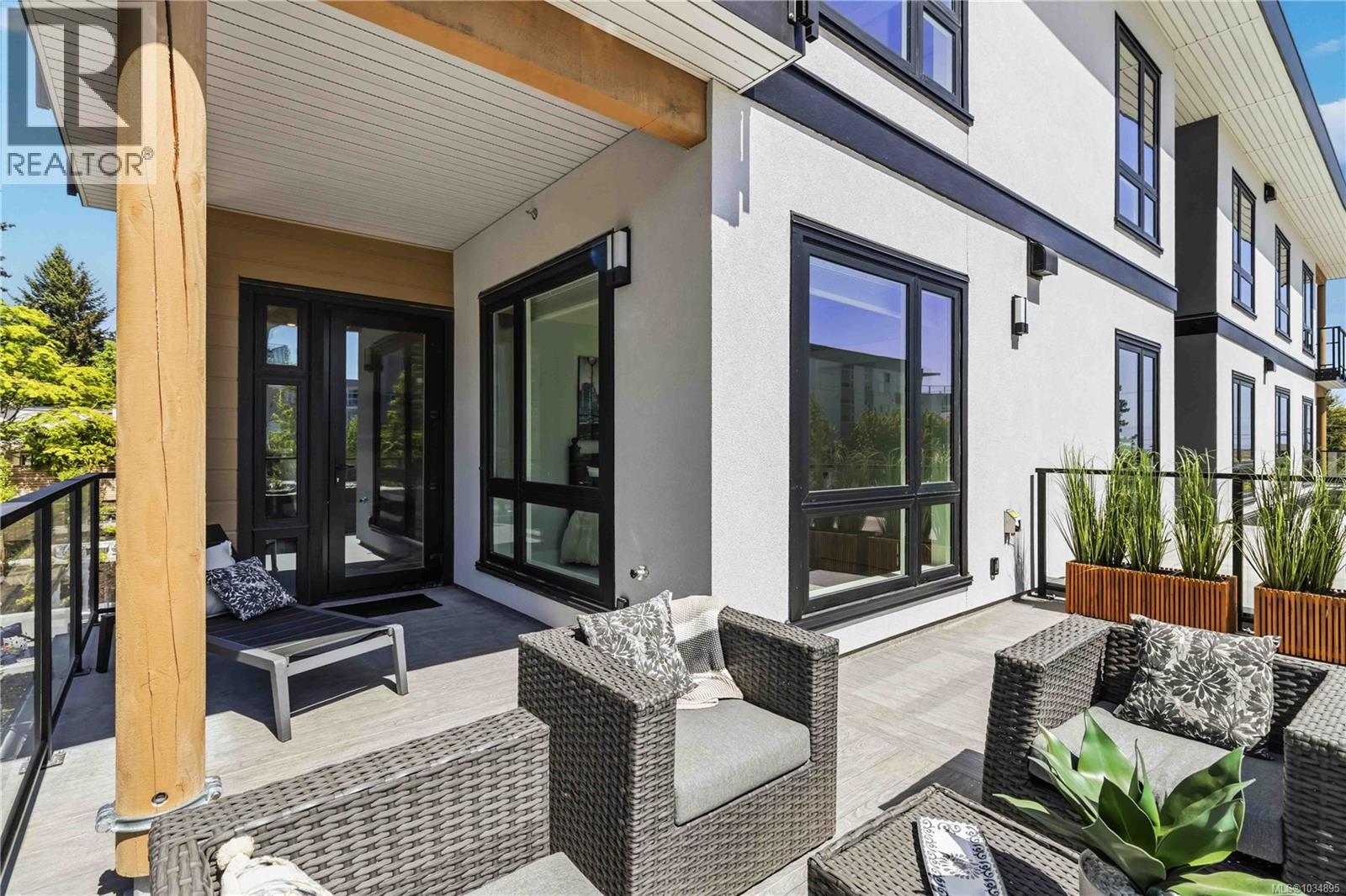 201 990 Doumac Avenue, Saanich