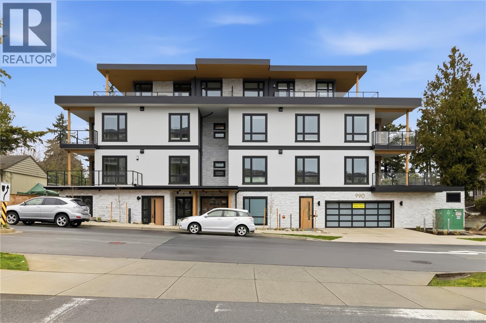 201 990 Doumac Avenue, Saanich