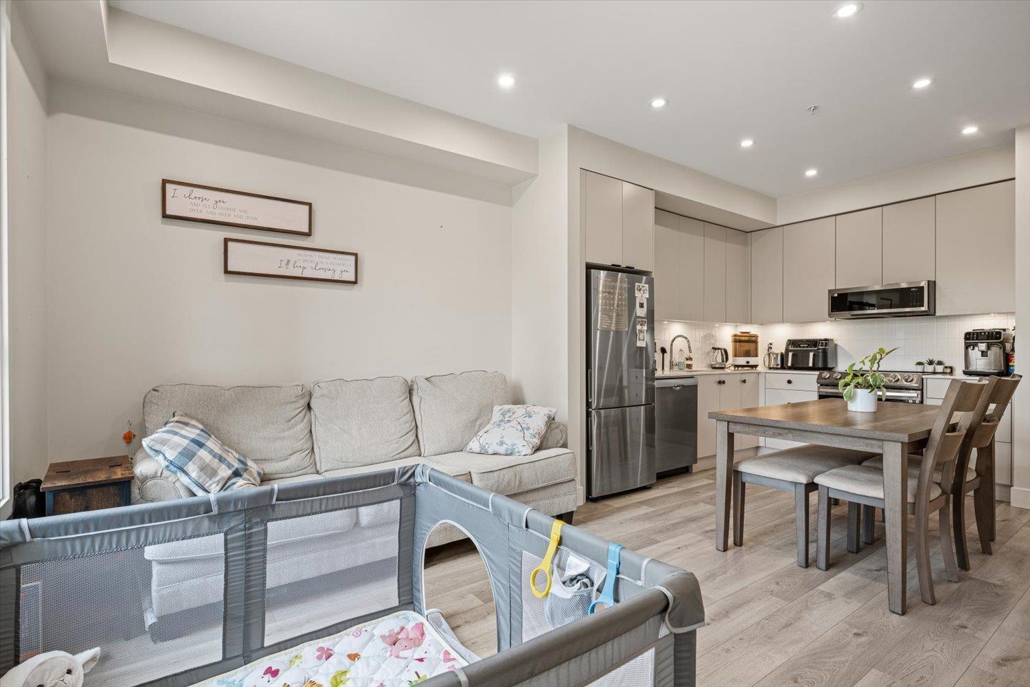 202 45511 CAMPUS DRIVE, Garrison Crossing, Chilliwack