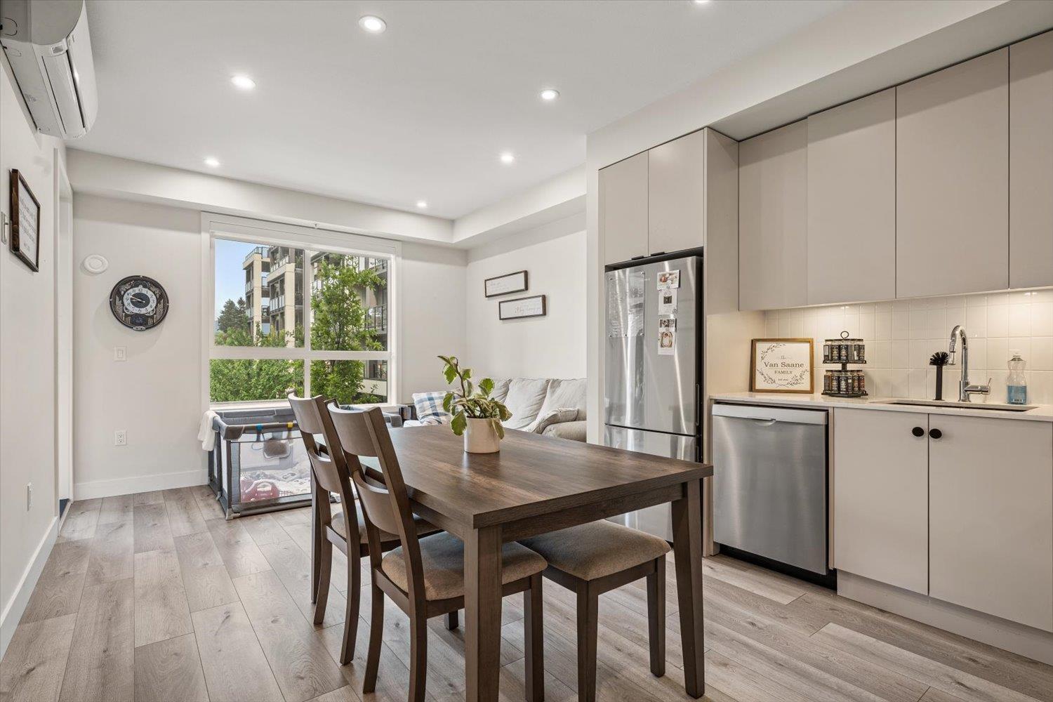 202 45511 CAMPUS DRIVE, Garrison Crossing, Chilliwack