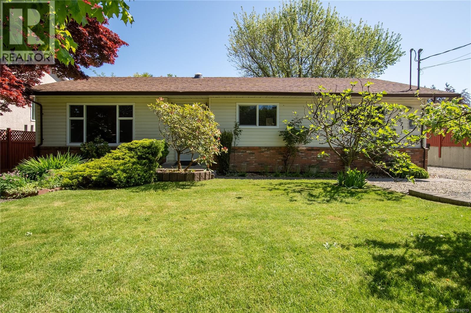 8071 Queen St - 1