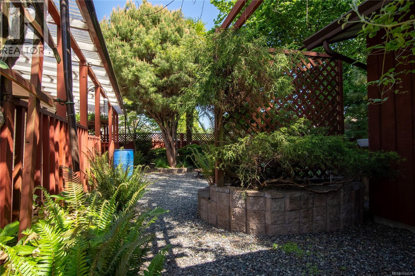 8071 Queen St - 24