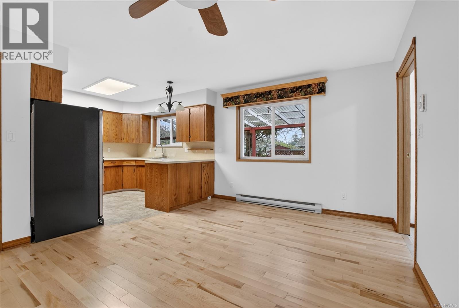 8071 Queen St - 38