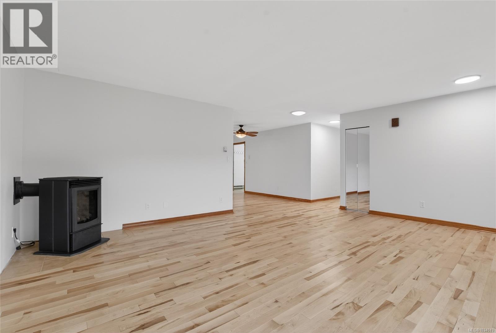8071 Queen St - 47