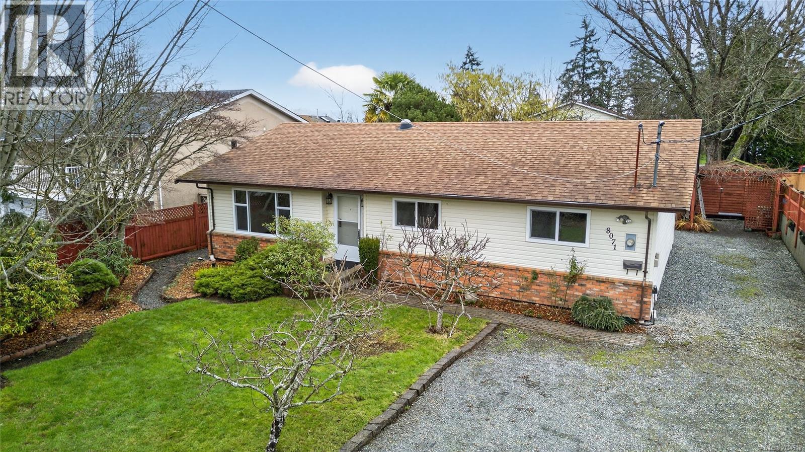 8071 Queen St - 5