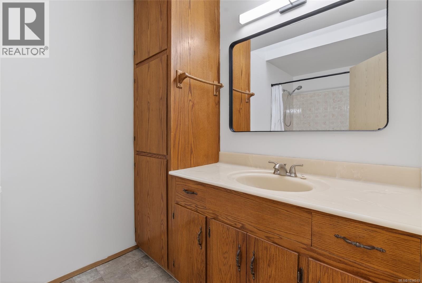 8071 Queen St - 61