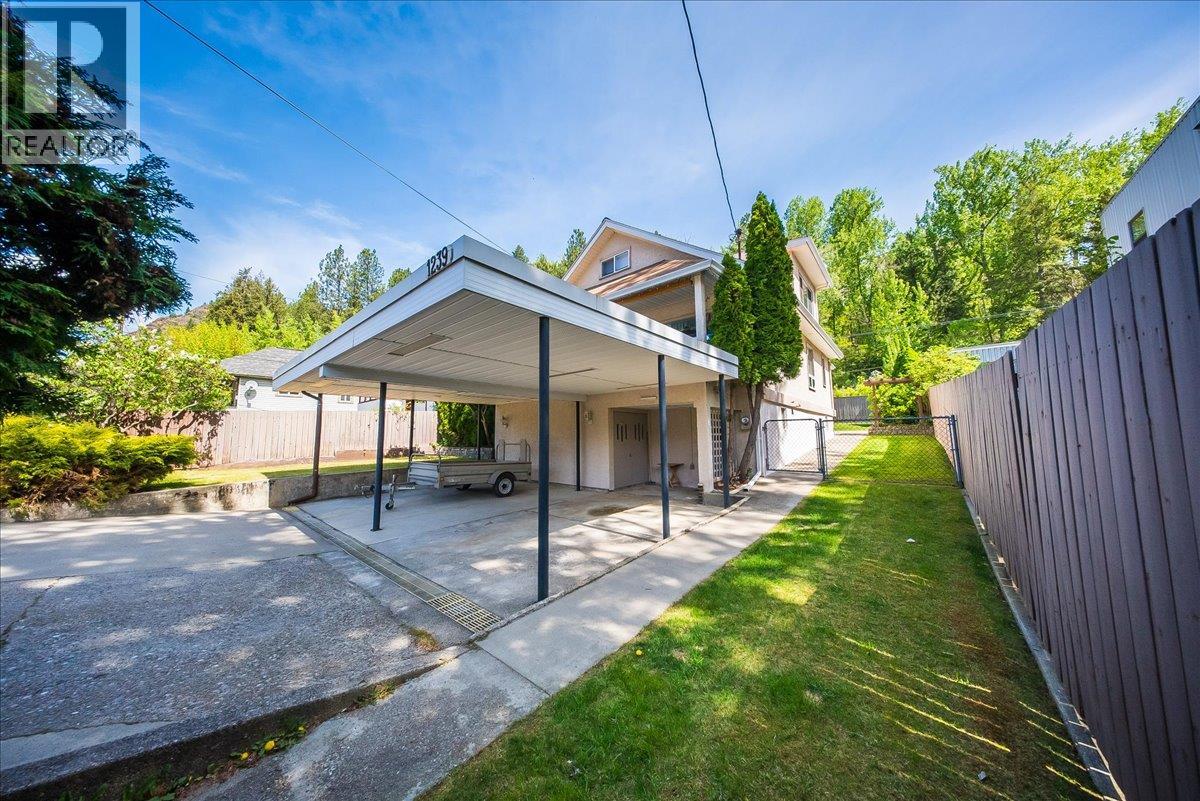 1239 Third Avenue, Trail