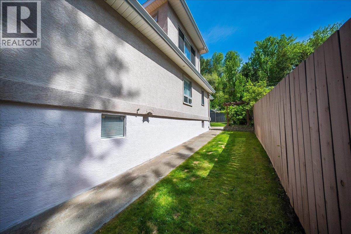 1239 Third Avenue, Trail