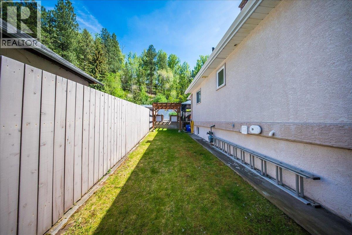 1239 Third Avenue, Trail