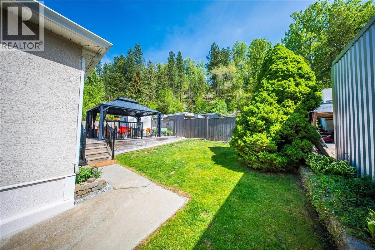 1239 Third Avenue, Trail
