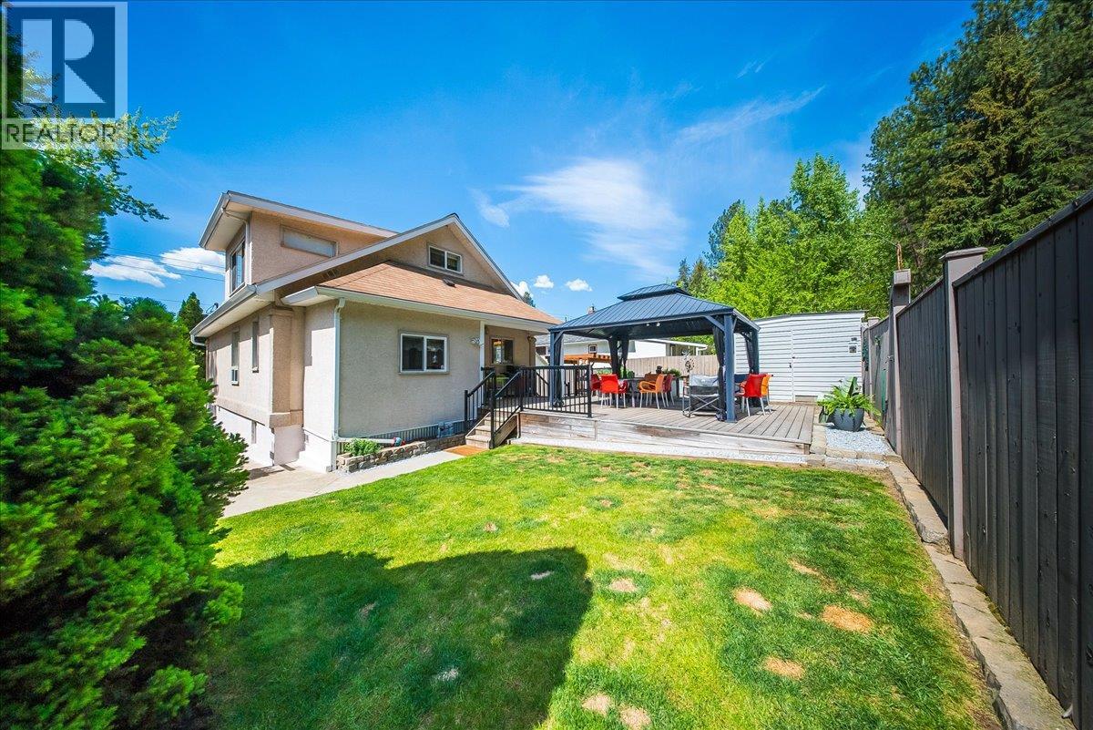1239 Third Avenue, Trail