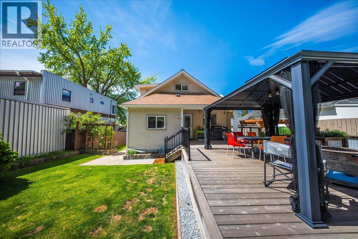 1239 Third Avenue, Trail