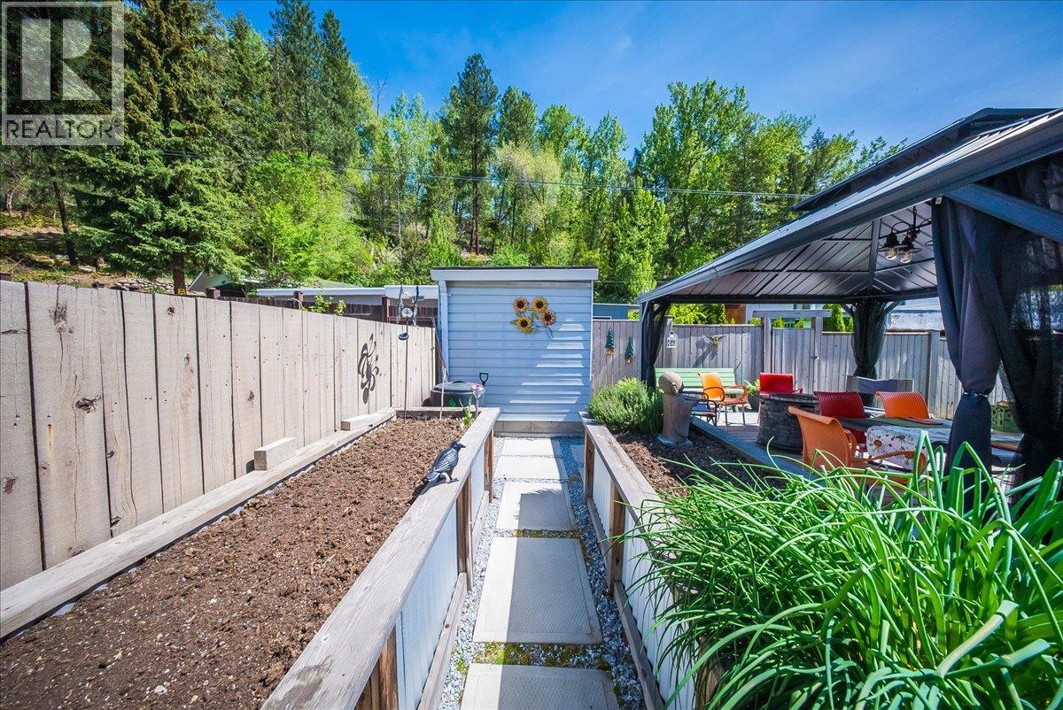1239 Third Avenue, Trail